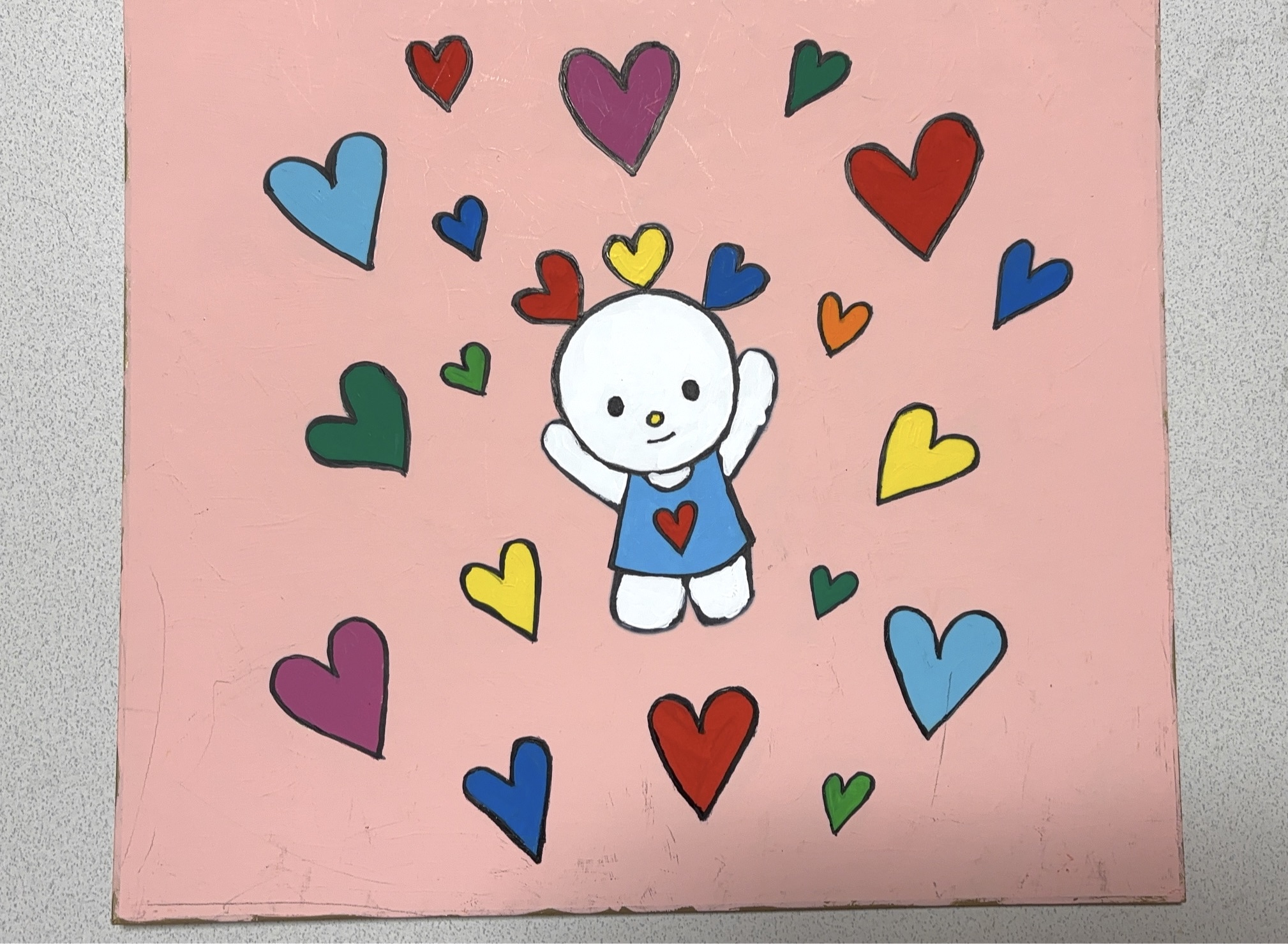 色とりどりのハートに囲まれたポレオの絵画
